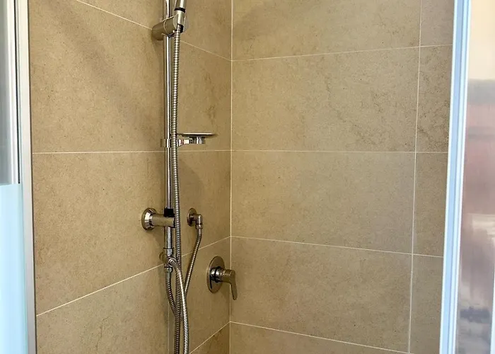 I Bilocali Di Via Ginestre, Nyaraló *